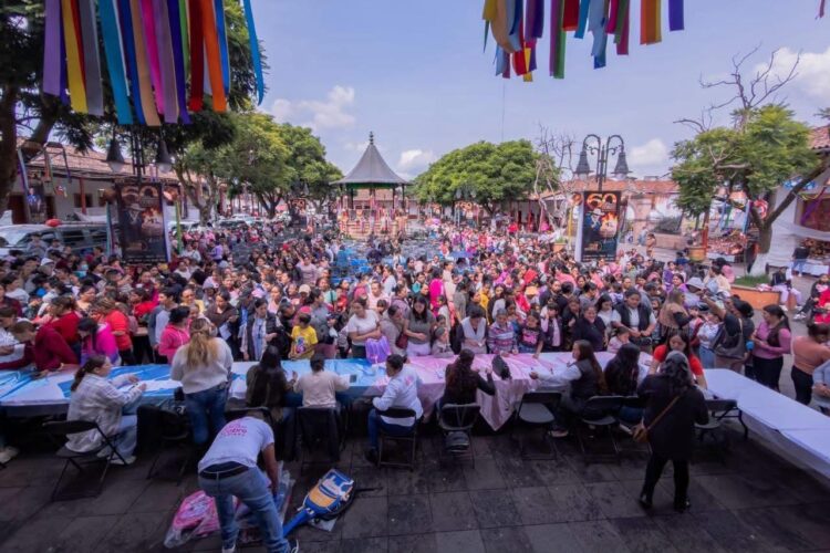 Entrega Dayana Pérez útiles y mochilas para regreso a clases en Salvador Escalante