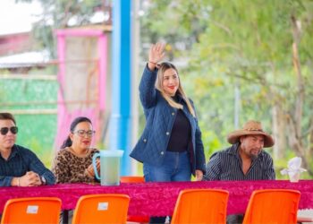 Inaugura Dayana Pérez techumbre en Primaria Benito Juárez de Irícuaro