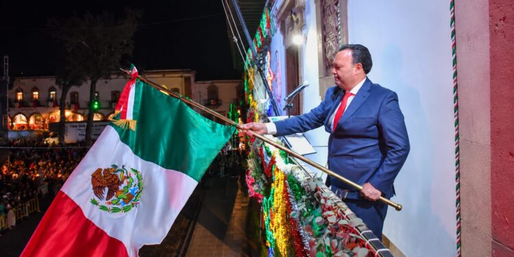Encabezó Julio Arreola grito de independencia en Pátzcuaro ante miles de familias