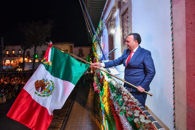 Encabezó Julio Arreola grito de independencia en Pátzcuaro ante miles de familias