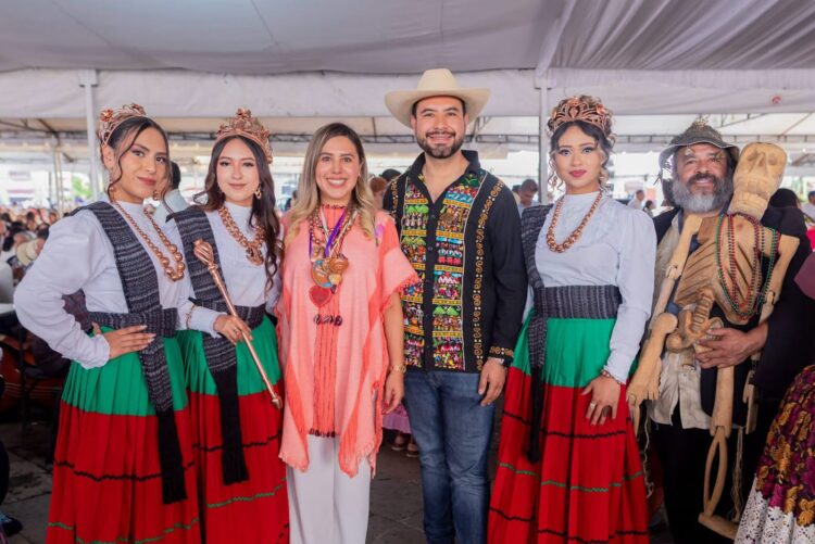 Reconoce Dayana Pérez talento de artesanas y artesanos de Salvador Escalante