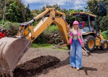 Banderazo de Dayana Pérez al adoquinamiento de calle en Agua Verde