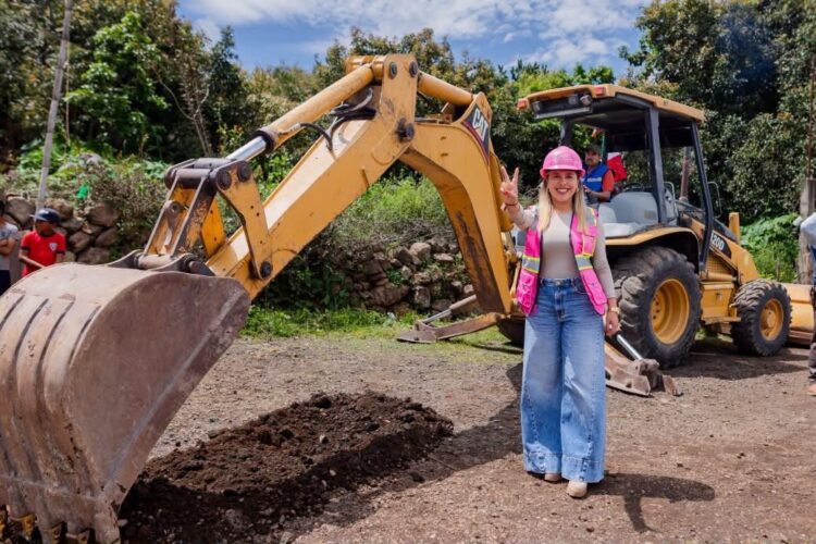 Banderazo de Dayana Pérez al adoquinamiento de calle en Agua Verde