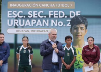 Inaugura Bedolla 5 canchas de futbol 7 en secundarias de Uruapan