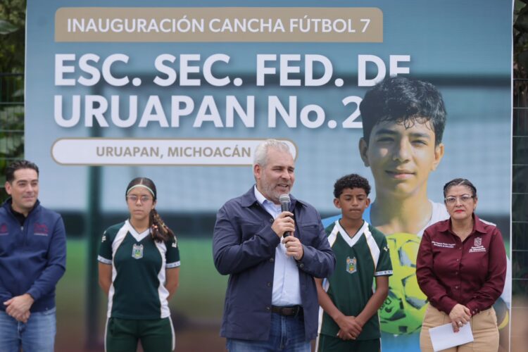Inaugura Bedolla 5 canchas de futbol 7 en secundarias de Uruapan