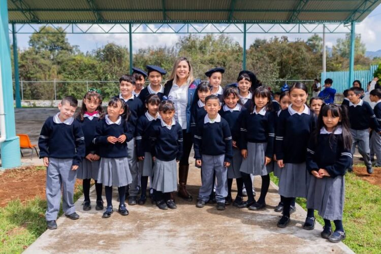 Fortalece Dayana Pérez estructura educativa con techumbre en Santa Rita