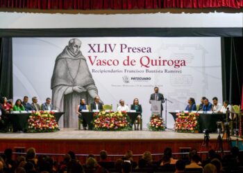 Entrega Julio Arreola Presea Vasco de Quiroga al músico Francisco Bautista