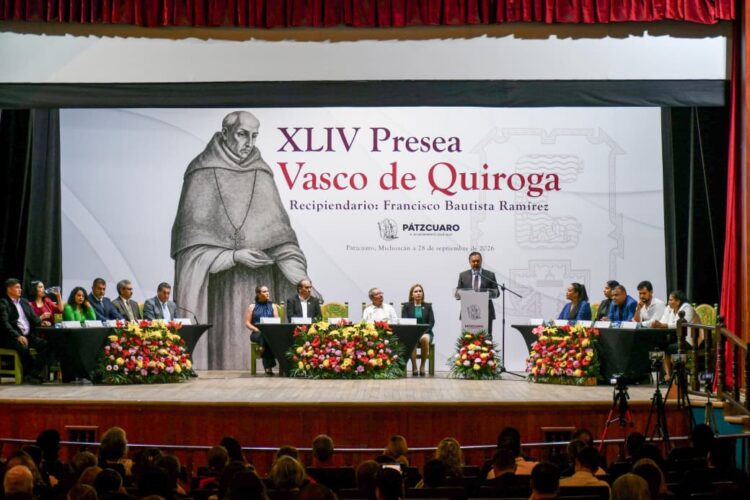 Entrega Julio Arreola Presea Vasco de Quiroga al músico Francisco Bautista