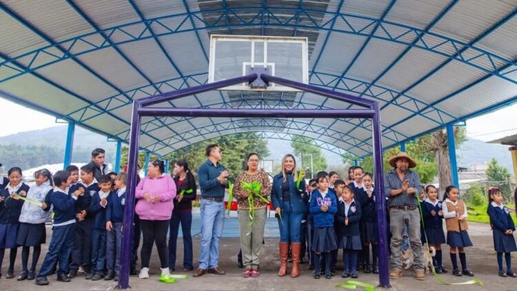 Inaugura Dayana Pérez techumbre en Primaria Benito Juárez de Irícuaro
