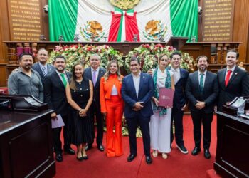 Acompaña Dayana Pérez al gobernador en entrega del quinto Informe de Gobierno