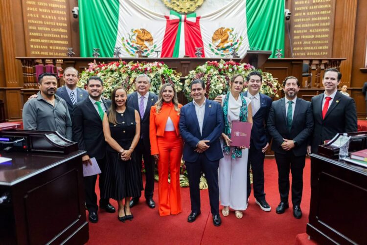 Acompaña Dayana Pérez al gobernador en entrega del quinto Informe de Gobierno
