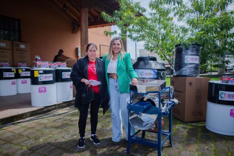 Impulsa Dayana Pérez apoyos subsidiados a familias de Salvador Escalante
