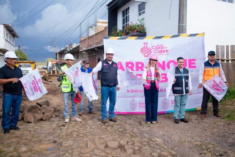 Impulsa Dayana Pérez nuevas calles con concreto en Santa Clara del Cobre