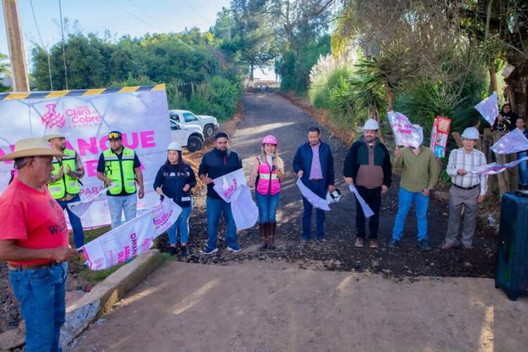 Inicia Dayana Pérez obra vial en Cuangatzio para beneficio de los lugareños