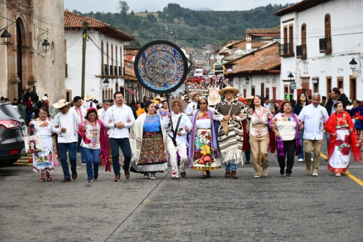 Celebra Pátzcuaro con desfile inauguración del Tianguis de Noche de Ánimas 2026