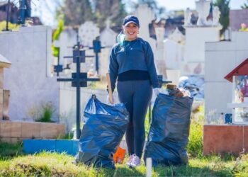 Encabeza Dayana Pérez limpieza del panteón de Santa Clara del Cobre por Noche de Ánimas