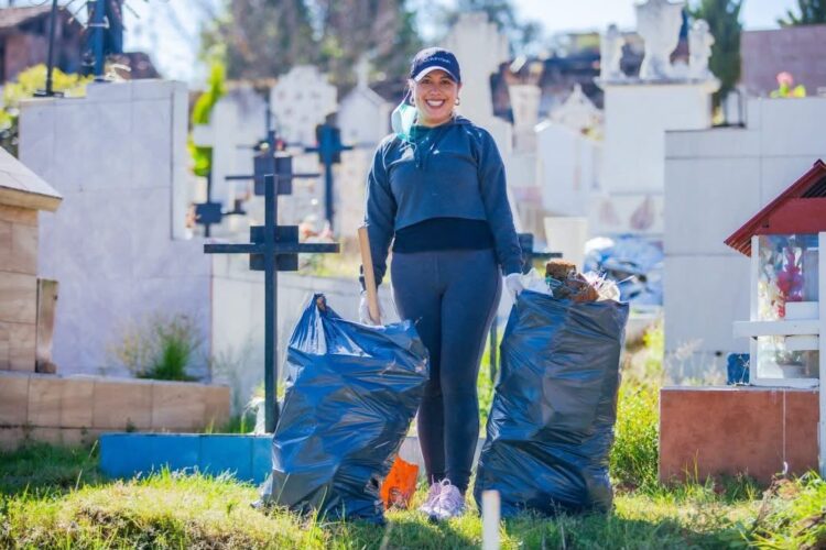 Encabeza Dayana Pérez limpieza del panteón de Santa Clara del Cobre por Noche de Ánimas