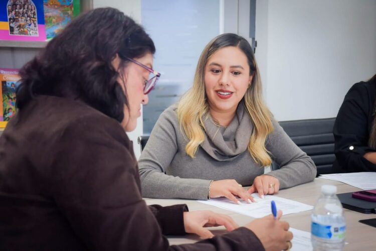 Gestiona Dayana Pérez apoyos educativos para escuelas de Salvador Escalante