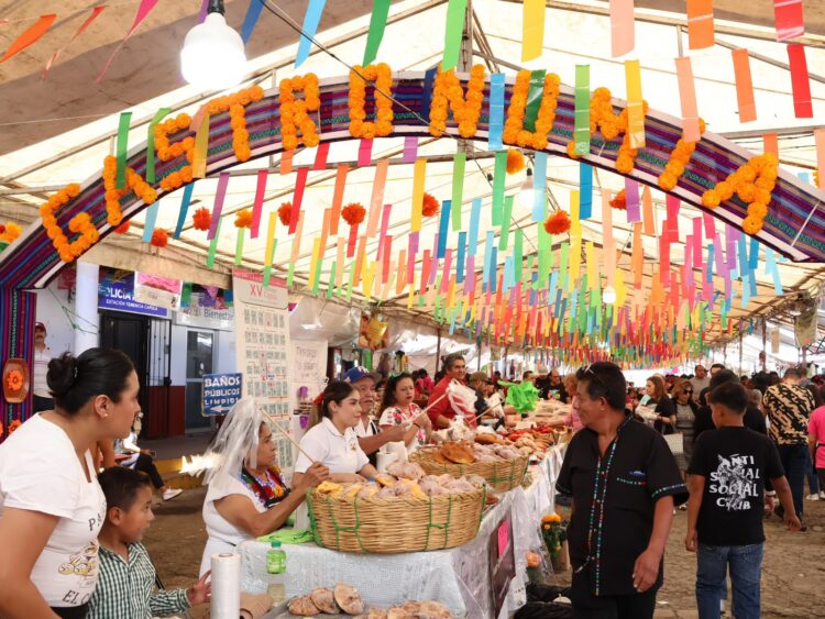 Vive Noche de Muertos en los tianguis artesanales de Capula y Pátzcuaro